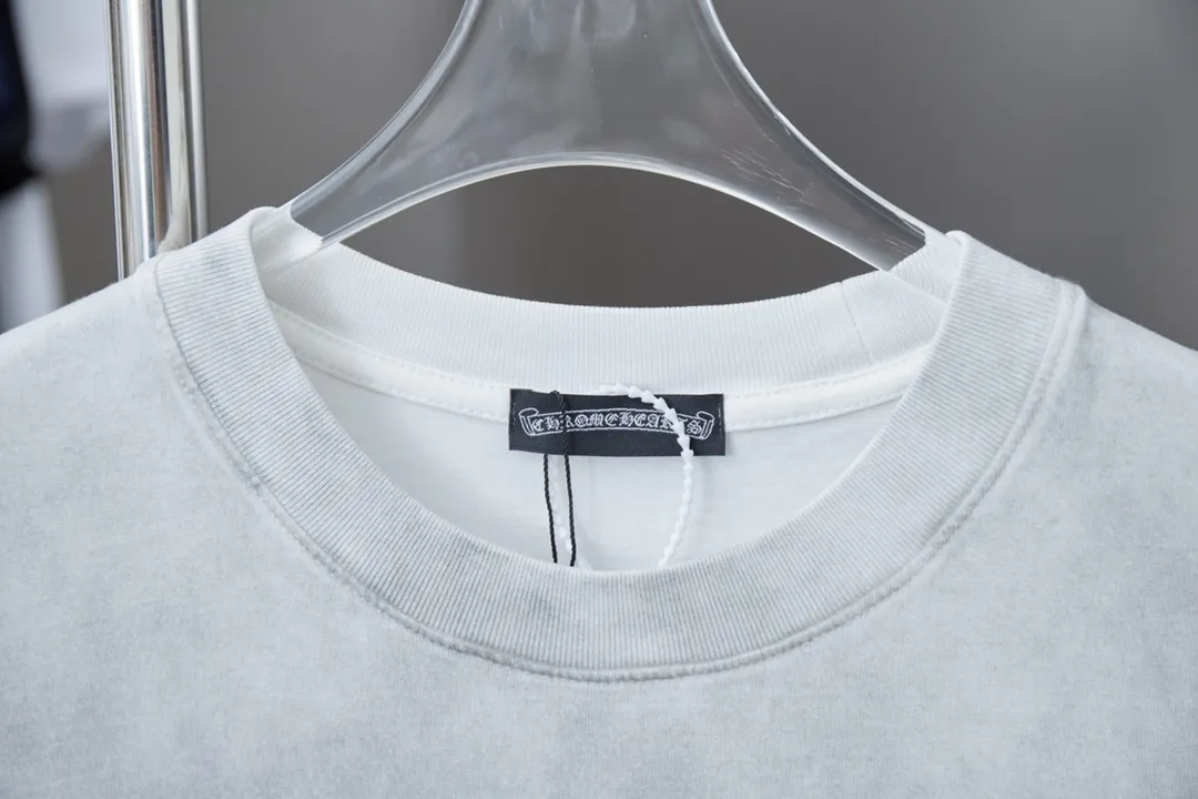 🅿️220 Chrome Hearte 25SS early spring new style Chrome heart pattern hot diamond short sleeves light luxury essential item for daily commuting for men and women Correct version Welcome to compare Detailed features · 280g 100% pure cotton double yarn jersey fabric · Special thickened 32 pieces of double-strand 1X1 thread in the same vat · Imported Australian matte pearl diamond ➕ direct-injection printing pattern. Ready-made garments are dyed Then do the faded fried snowflake process, then wash it to make it look old. Common washing improves the effect · Double-needle stitching and cross-stitch process · Original main mark, washed tag, brand moisture-proof paper packaging Color: black/white/blue/green Size: S/M/L/XL